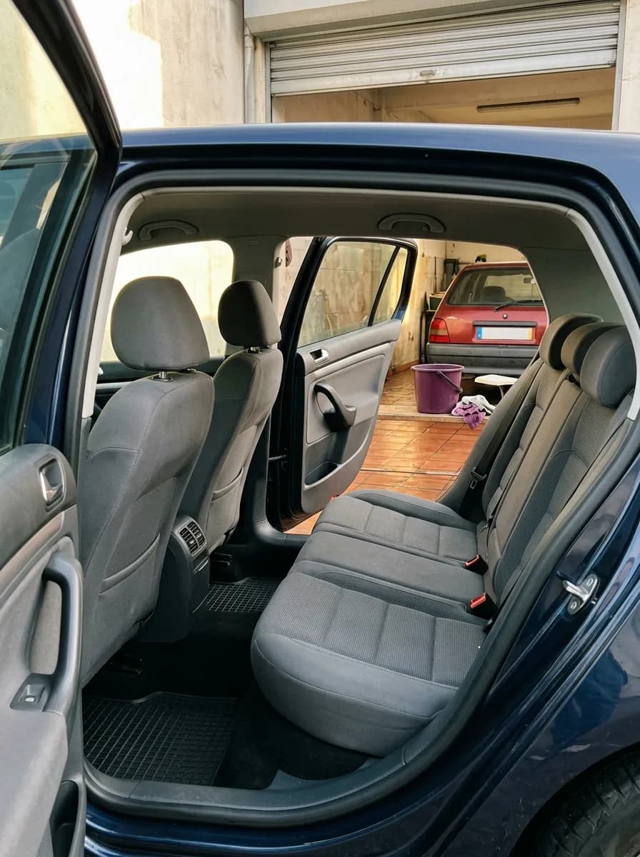 Interior de carro limpo, bancos e tapetes aspirados